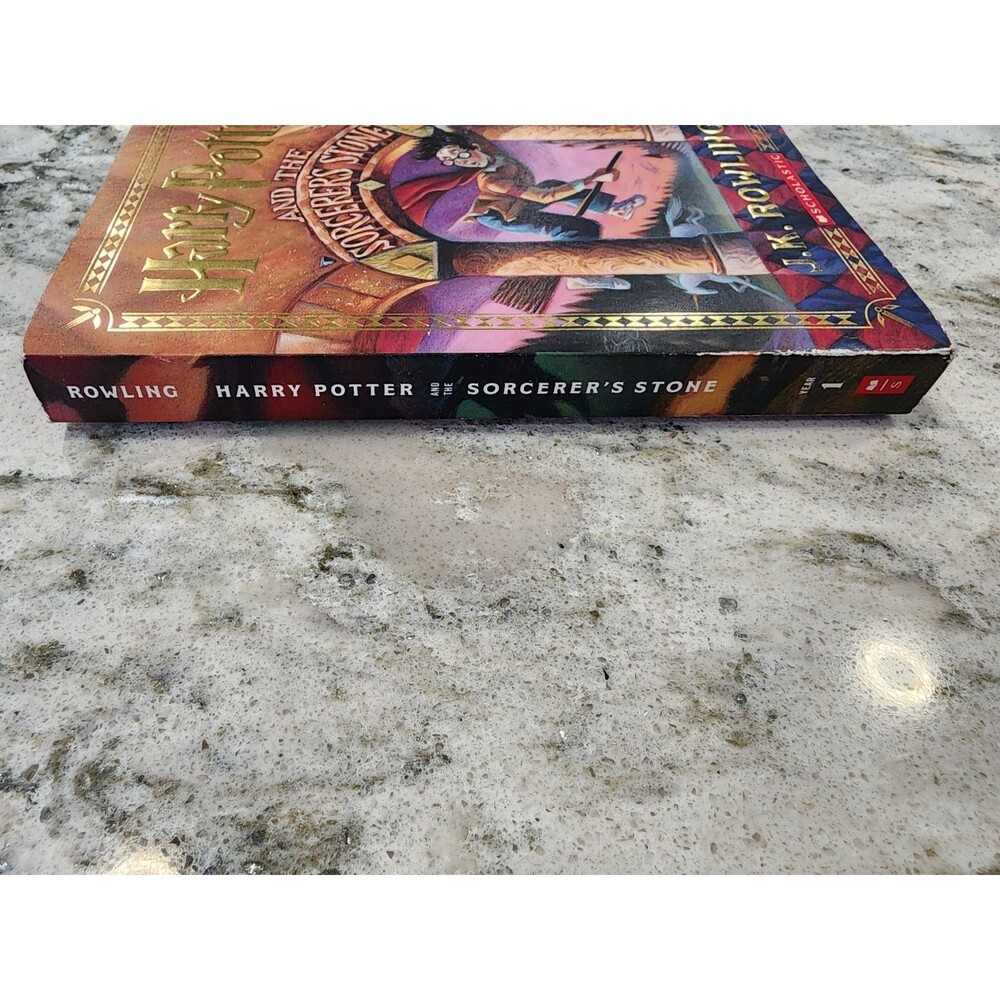 Harry Potter and the Sorcerer's Stone (Stenciled Edges) (Harry Potter, Book ... - Picture 4 of 5